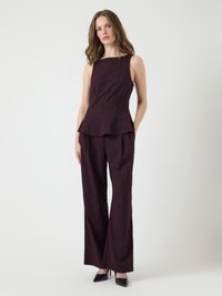 Bordeaux ribbed peplum top met vierkante halslijn gecombineerd met brede gestreepte broek en zwarte puntige hakken; gladde stof, perfecte pasvorm.