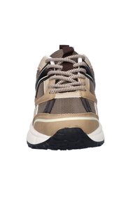 Beige en bruine sportschoenen van mesh en synthetische materialen, ronde neus, gestructureerde zool en bruine veters. Voorzien van witte en donkere accenten.