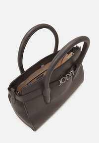 Borsa a mano nera in pelle con due manici, texture liscia, dettaglio logo argentato e interno beige. Presenta un design spazioso e una chiusura sicura.