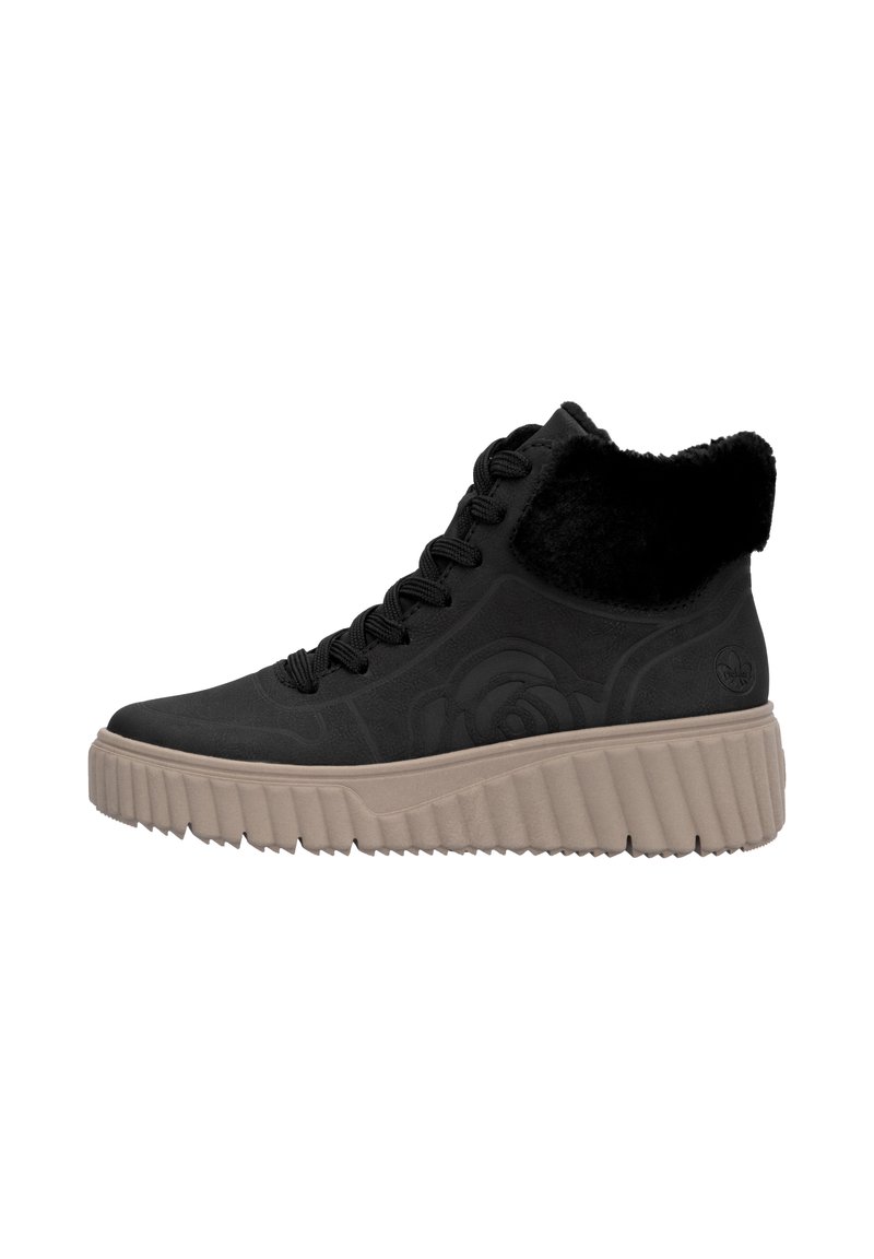Chaussure montante noire avec un motif floral texturé, dotée d'un col de cheville noir duveteux et d'une semelle marron nervurée pour une meilleure adhérence.