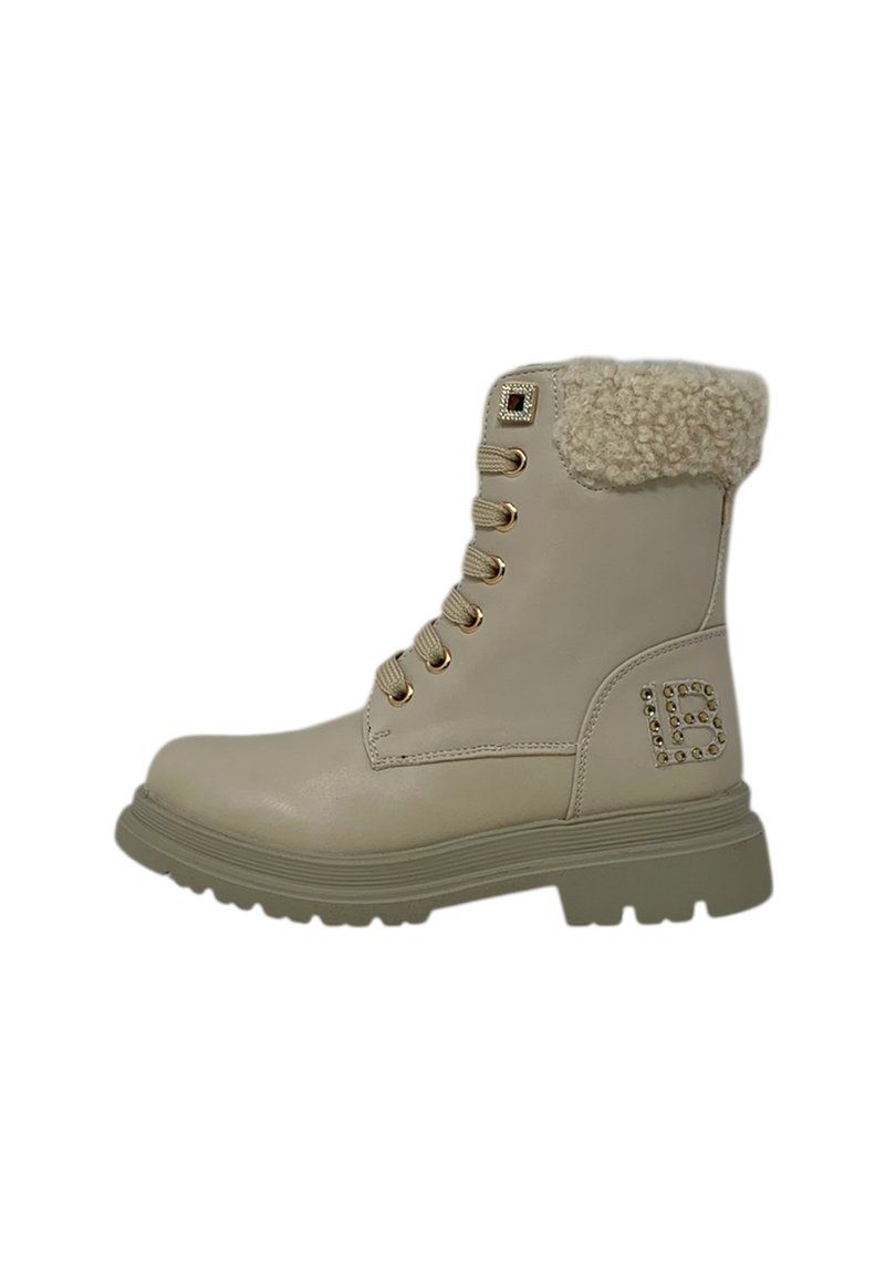 Stivale invernale beige con lacci, suola spessa, polsino in shearling, occhielli dorati e borchie decorative che formano iniziali vicino al tallone.