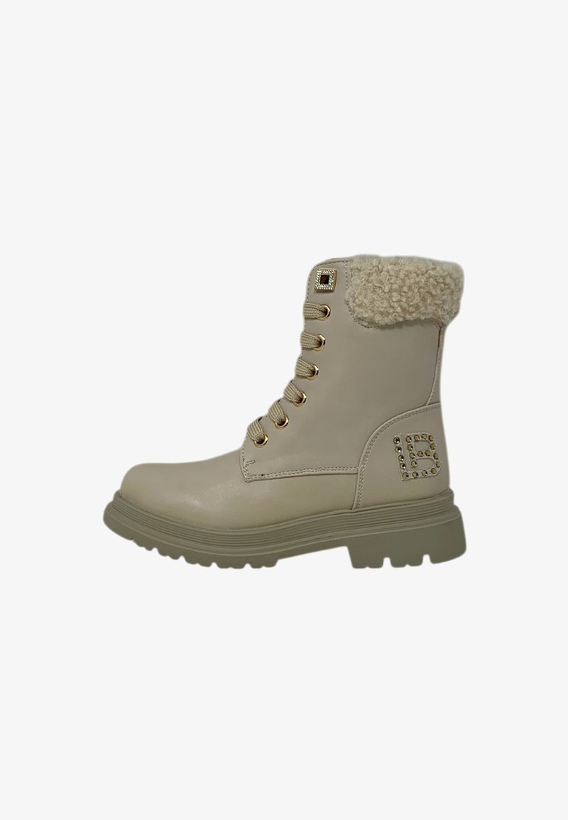 Stivale invernale beige con lacci, suola spessa, polsino in shearling, occhielli dorati e borchie decorative che formano iniziali vicino al tallone.
