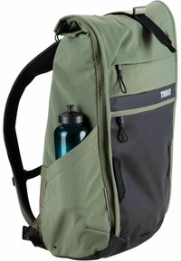 Sac à dos vert et noir en tissu durable, de forme structurée, avec une poche latérale pour une bouteille d'eau bleue et des bretelles ajustables rembourrées.