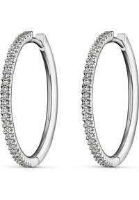 Silberne Creolen mit glatter Oberfläche, die entlang einer Kante eine Reihe kleiner, runder, klarer Edelsteine aufweisen. Einfaches, modernes Design.