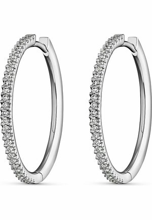 Silberne Creolen mit einer Reihe klarer Edelsteine auf einer Seite, mit einer glatten polierten Oberfläche und einem Scharnierverschluss.