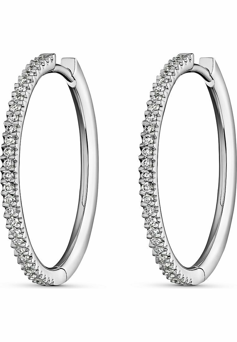 Silberne Creolen mit glatter Oberfläche, die entlang einer Kante eine Reihe kleiner, runder, klarer Edelsteine aufweisen. Einfaches, modernes Design.