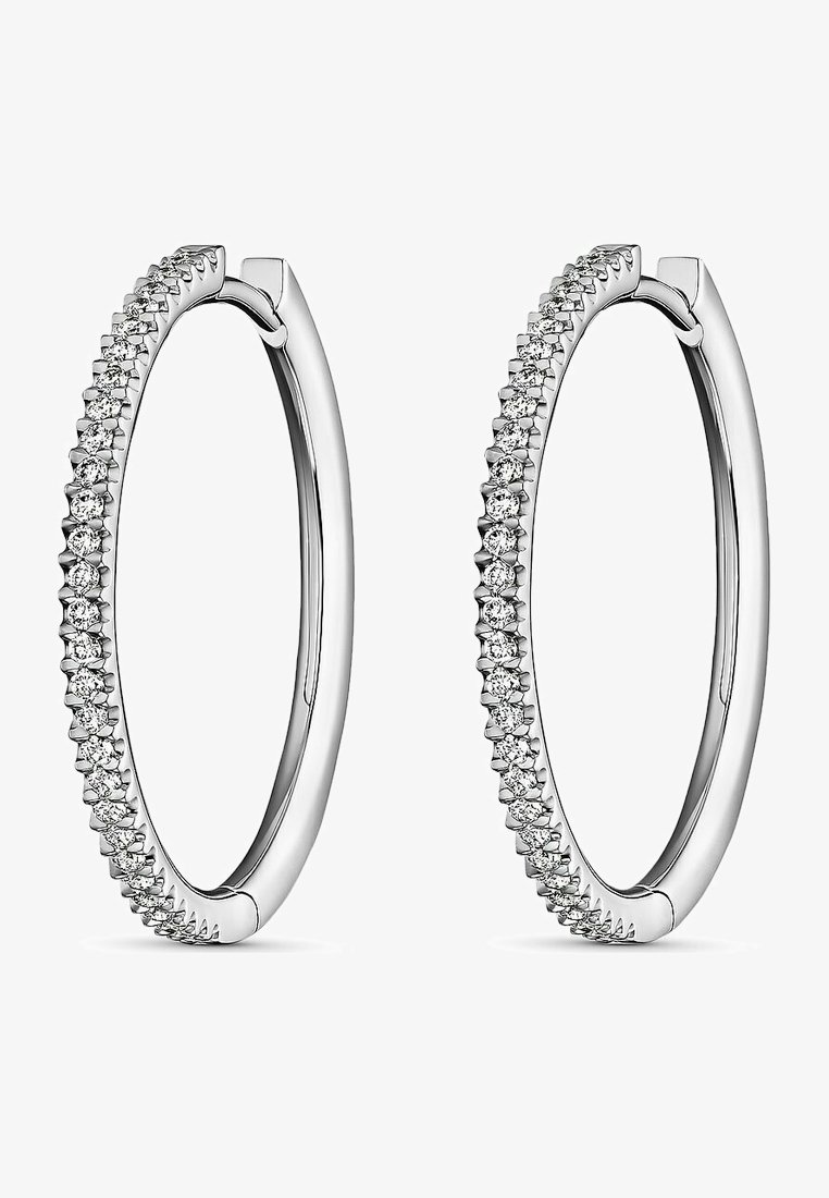 Silberne Creolen mit glatter Oberfläche, die entlang einer Kante eine Reihe kleiner, runder, klarer Edelsteine aufweisen. Einfaches, modernes Design.