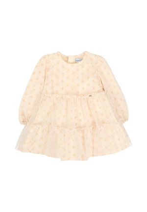 Licht perzikkleurige babyjurk met lange mouwen, voorzien van kleine strikpatronen, een gatherede taille en een gerimpeld gelaagd rokje.