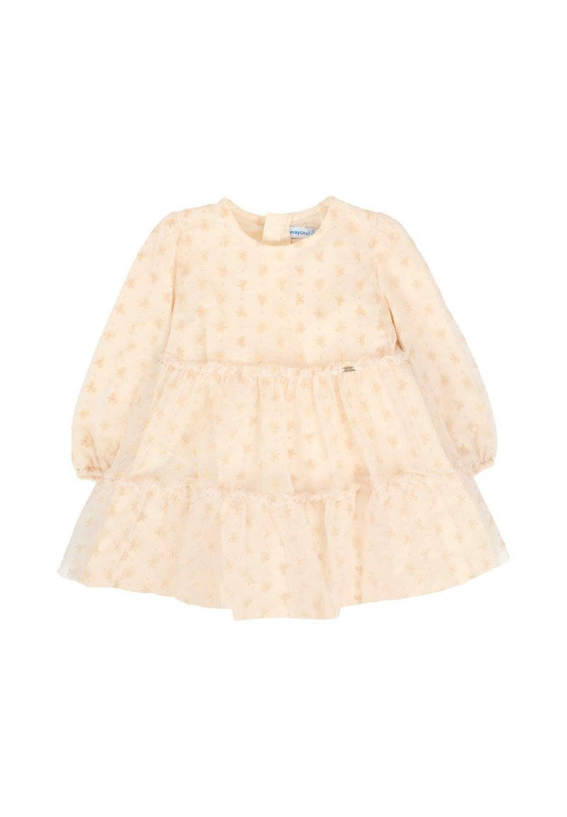 Vestido de bebé de manga larga en un tono melocotón claro con pequeños patrones de lazo, cintura fruncida y falda con volantes en capas.