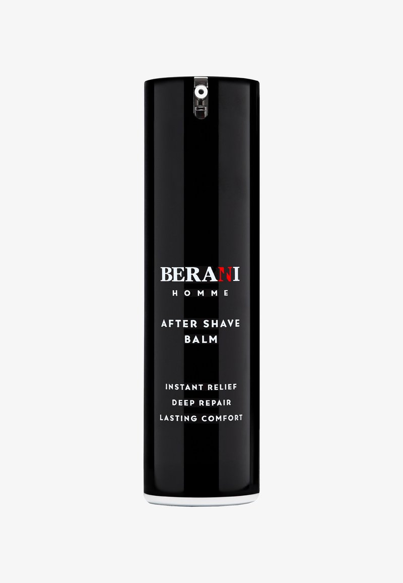 Czarny cylindryczny pojemnik balsamu po goleniu z białym napisem: "BERANI HOMME", "NATYCHMIASTOWA ULGA", "GŁĘBOKA NAPRAWA", "DŁUGOTRWAŁY KOMFORT."