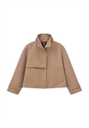 Beige kurz geschnittene Jacke mit hohem Kragen, asymmetrischer Frontklappe, langen Ärmeln mit Bündchen und zwei Fronttaschen auf weißem Hintergrund.