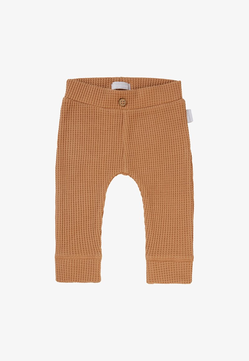 Lichtbruine babybroek met wafelstructuur, een elastische tailleband en een enkele knoopdetail. Strakkere boorden bij de enkels. Zachte katoenmaterialen.
