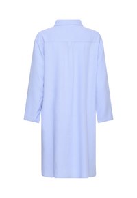 Robe chemise bleu clair à manches longues, longueur au genou, avec empiècement au dos et détail de pli, vue de dos sur fond blanc.