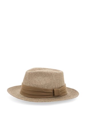 Cappello fedora intrecciato marrone chiaro con una morbida fascia di tessuto marrone e un nodo intorno alla base della corona, esposto su uno sfondo bianco.