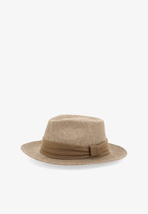 Cappello fedora intrecciato marrone chiaro con una morbida fascia di tessuto marrone e un nodo intorno alla base della corona, esposto su uno sfondo bianco.
