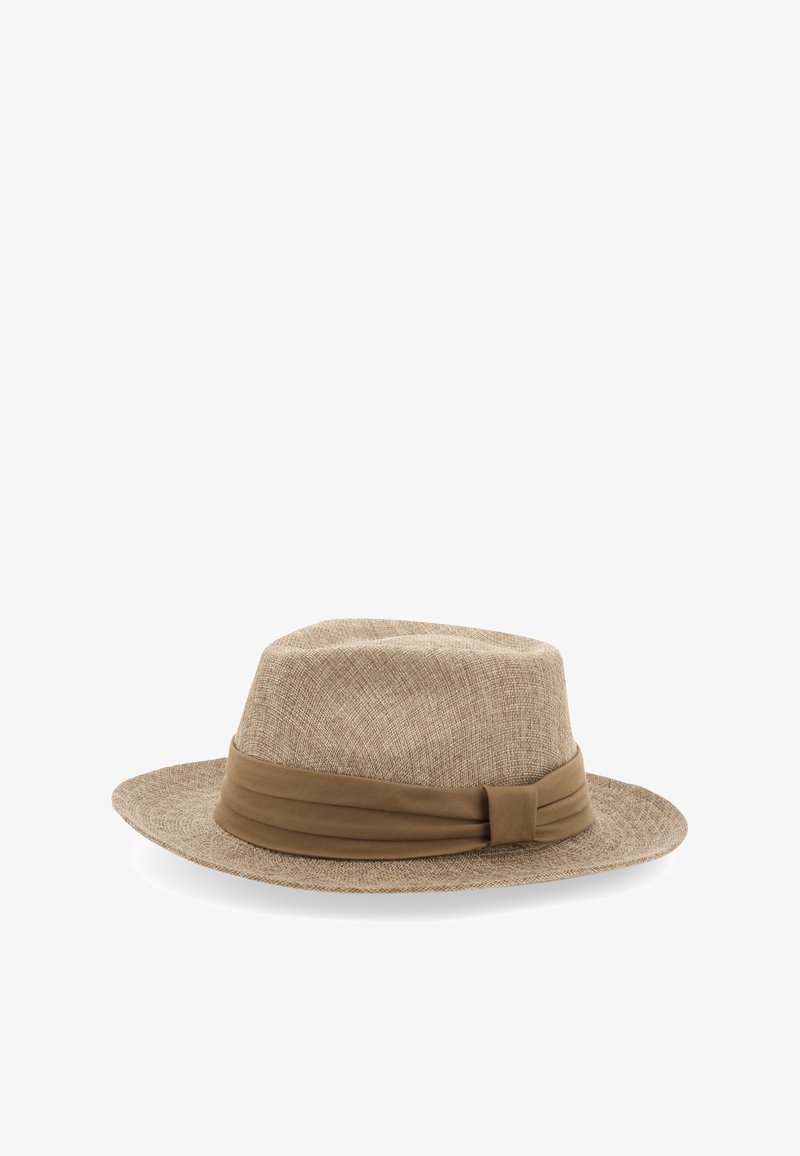 Chapeau fedora tressé marron clair avec un bandeau en tissu marron doux et un nœud autour de la base de la calotte, présenté sur un fond blanc.