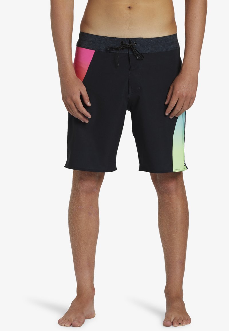 Zwarte boardshorts met een zwarte tailleband, voorzien van gradient accenten in roze en groen aan de zijkanten. Het materiaal lijkt soepel en flexibel.