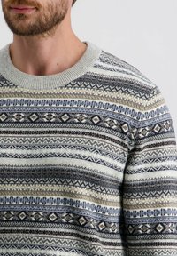 Gebreide trui met een ronde hals, veelkleurige geometrische patronen in beige, marineblauw en wit, met geribbelde manchetten en zoom.