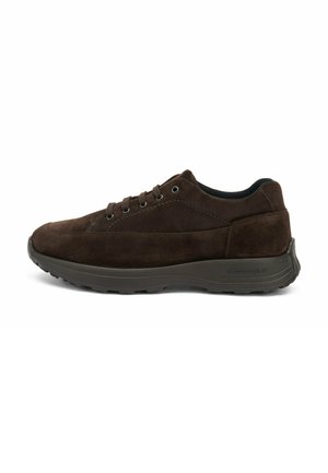Sneaker in suede marrone con punta arrotondata, chiusura con lacci e suola scura texturizzata. Presenta occhielli in metallo e un collare imbottito.