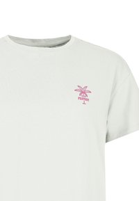 Lichtgrijs katoenen T-shirt met korte mouwen en een ronde hals. Bevat een klein roze palmbomenontwerp met het woord "PROTEST" eronder.