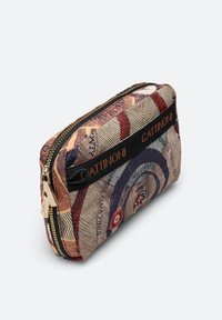Borsa cosmetica con zip, in tessuto multicolore caratterizzato da motivi geometrici, accenti curvi e una fascia di tessuto nera con il logo "GATINONI".