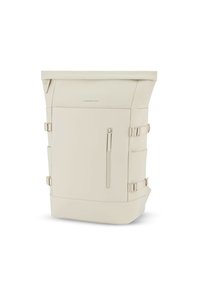 Bežový batoh s rolovací horní částí vyrobený z hladkého materiálu, s nastavitelnými popruhy, přední kapsou na zip a minimalistickým designem. Obsahuje jemné švy jako akcenty.