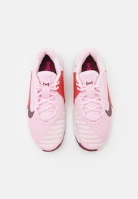 Nike Performance METCON 9 - Scarpe da allenamento - pink foam/dark team red/platinum tint/adobe/pink