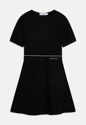 Černé tričkové šaty z jemného bavlněného materiálu, s krátkými rukávy, přiléhavým živůtkem, rozšířenou sukní a bílým logem Calvin Klein Jeans umístěným na pase.