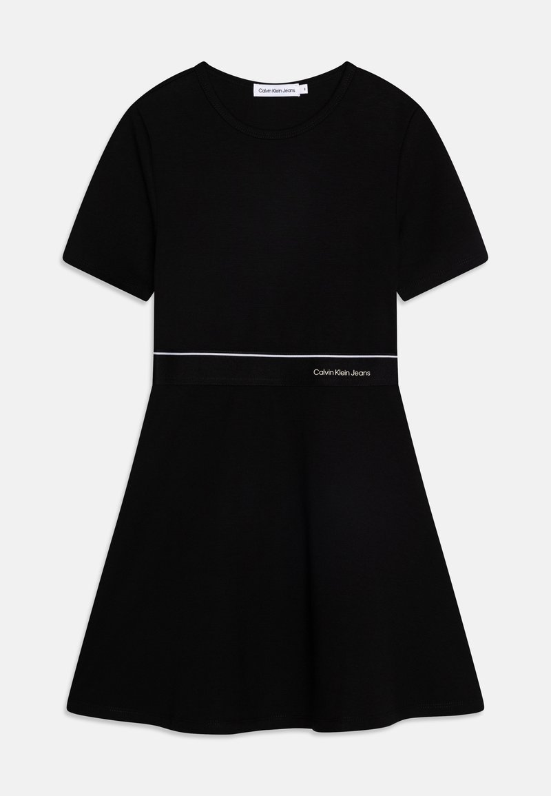 Czarna sukienka t-shirt w miękkiej bawełnie, z krótkimi rękawami, dopasowanym topem, rozkloszowanym dołem oraz białym akcentem z logo Calvin Klein Jeans na talii.