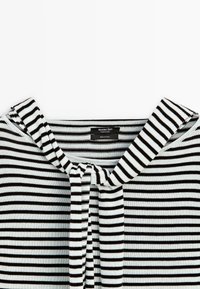 Sort- og hvidt, vandret striped bomuldstop med bindedetalje ved kraven og en Massimo Dutti-mærkat inde i halsudskæringen.