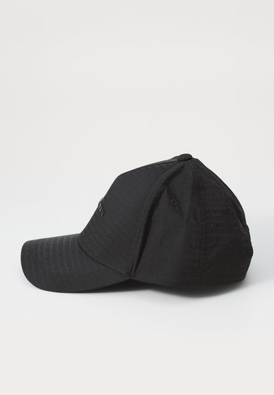 Svart baseballkeps med subtilt upprepande textmönster och liten metallisk varumärkeslogotyp på framsidan, visad mot en vit bakgrund.