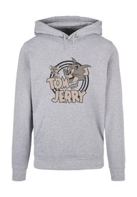 Šedá mikina s kapucí a přední kapsou; na ní je kreslený motiv Toma a Jerryho. Materiál vypadá měkký s texturovaným povrchem.