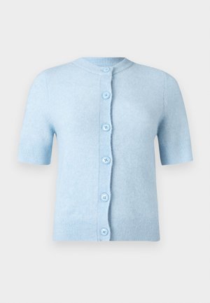 Vaaleansininen, lyhythihainen neuletakki pehmeästä materiaalista, jossa on pyöreä pääntie ja kuusi etupuolella olevaa samanväristä nappia.