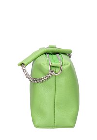 Borsa verde in ecopelle con forma rettangolare, chiusura con zip, una tracolla corta e un accento in catena argentata. Texture liscia con un design minimale.