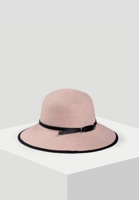 Słomkowy kapelusz w jasnoróżowym kolorze z szerokim rondem, z czarną opaską i wykończeniem. Tekstura jest gładka z plecionym wzorem.