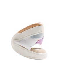 Calzature con design a strati, caratterizzate da pelle bianca, accenti azzurri chiari e lavanda, e suola beige. Forma curva e texture distintive.