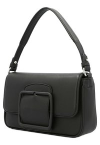 Sac à main en cuir noir avec une grande boucle carrée sur le rabat avant et une large bandoulière attachée par des anneaux métalliques.
