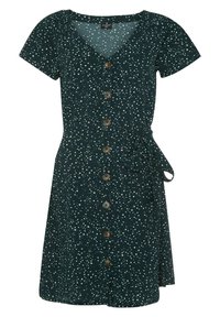 Robe verte à manches courtes, col en V, motif à pois blancs, boutons sur le devant et ceinture à nouer à la taille. Texture de tissu lisse.