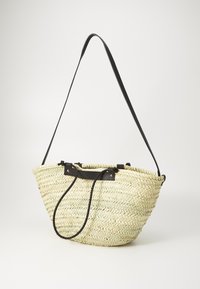 Πλεκτή τσάντα από καλάμι σε στρογγυλή μορφή, κρεμ χρώμα, με μαύρη δερμάτινη λαβή και λεπτομέρειες. Διαθέτει διπλές λαβές από σχοινί και ανοιχτό σχεδιασμό στην κορυφή.