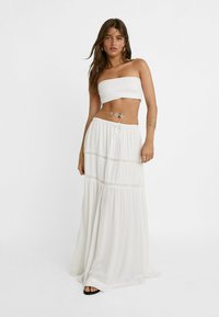 Stradivarius WITH LACE - Maxinederdele - white