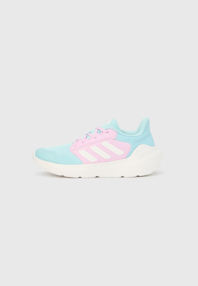 Zapatillas deportivas azul claro y rosa con parte superior de malla, rayas blancas y suela blanca gruesa. Presentan un diseño con cordones y cuello acolchado.