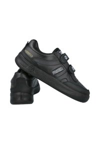 Par de zapatillas negras de cuero con doble cierre de velcro, con la marca "Paredes" en el lateral y "Mestrella" en dorado en el talón.