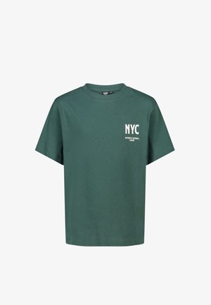 Groen T-shirt met korte mouwen en ronde hals, met witte tekst "NYC Authentic Baseball League" op de linkerborst.