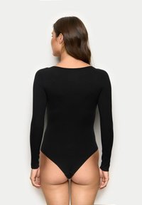 Czarny body z długim rękawem o szerokim dekolcie i wycięciem bokserki z tyłu, wykonane z gładkiego, elastycznego materiału, co zapewnia dopasowany wygląd.
