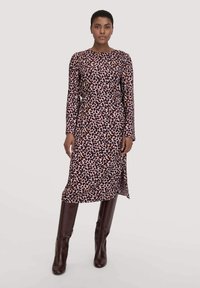 Langärmliges Kleid in einem pinken und schwarzen Leopardenmuster mit einem Seitenschlitz. Hergestellt aus leichtem Stoff, mit rundem Ausschnitt und figurumspielendem Design.