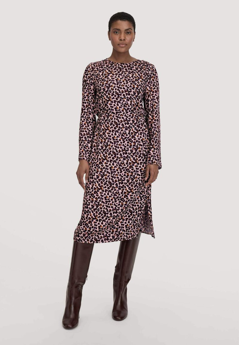 Langärmliges Kleid in einem pinken und schwarzen Leopardenmuster mit einem Seitenschlitz. Hergestellt aus leichtem Stoff, mit rundem Ausschnitt und figurumspielendem Design.