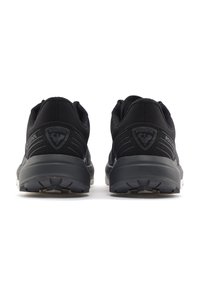 Mustat urheilu kengät, joissa on rakenteellinen kangas yläosa, vahvistettu kantapää ja kumipohja. Varustettu logolla ja stabiloivilla urilla.