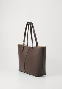 Sac fourre-tout en cuir brun avec un design élégant et structuré. Comprend deux longues bandoulières et une texture lisse avec des détails d'accent minimaux.