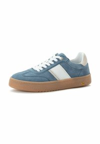 Blå ruskinds sneakers med hvide detaljer, rund tå og hvide snørebånd. Har en tekstureret gummisål og metaløjer til snørebåndene.