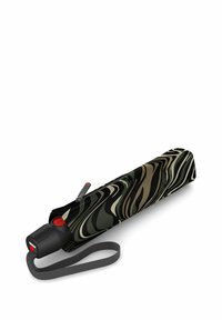 Parapluie compact dans une housse en tissu à motif camouflage, avec une poignée noire dotée d'un bouton rouge, une sangle de poignet grise et une fermeture éclair.